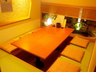 The digging private room, where you can relax and stretch your feet while maintaining the taste of tatami mats, is a seat that can accommodate small groups of up to 4 people.Only customers who reserve a private room will be charged a "private room fee".
