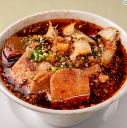 重慶式牛ホルモンと鴨皿の麻辣スープ煮