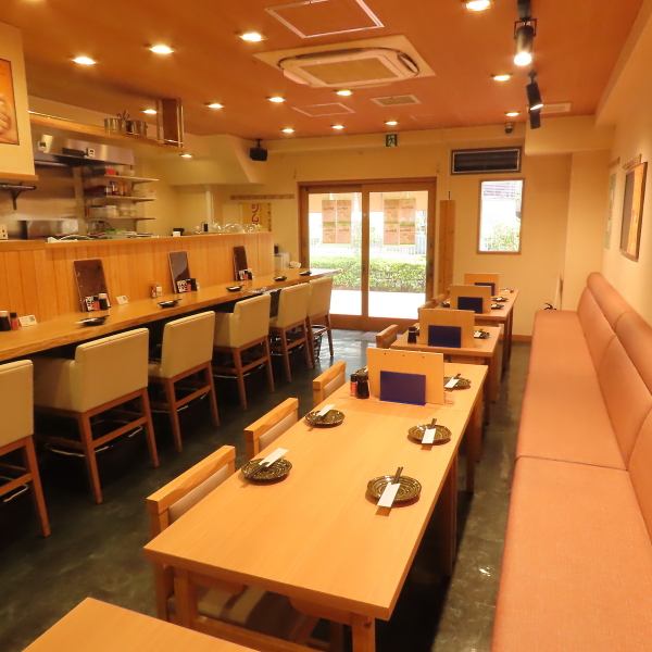 アットホームな雰囲気が魅力の当店は、まるで家にいるような居心地の良さを大切にしています。テーブル席は2名様席が4卓、4名様席が2卓あり、少人数での飲み会から宴会まで幅広く対応可能！お料理を囲んで、誰もが笑顔になれる活気あふれる空間でゆっくりとお食事をお楽しみください。