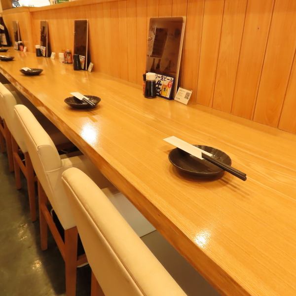 明るくて開放的な店内にはカウンター席が7席あり、お一人様でも気兼ねなくお立ち寄りいただけます。店主との会話を楽しんだり、目の前で調理される料理を眺めたりと、特別な時間を過ごせます。壁にはちょっと笑えるようなユーモアのあるポスターがあり、会話のきっかけにもなりますよ。