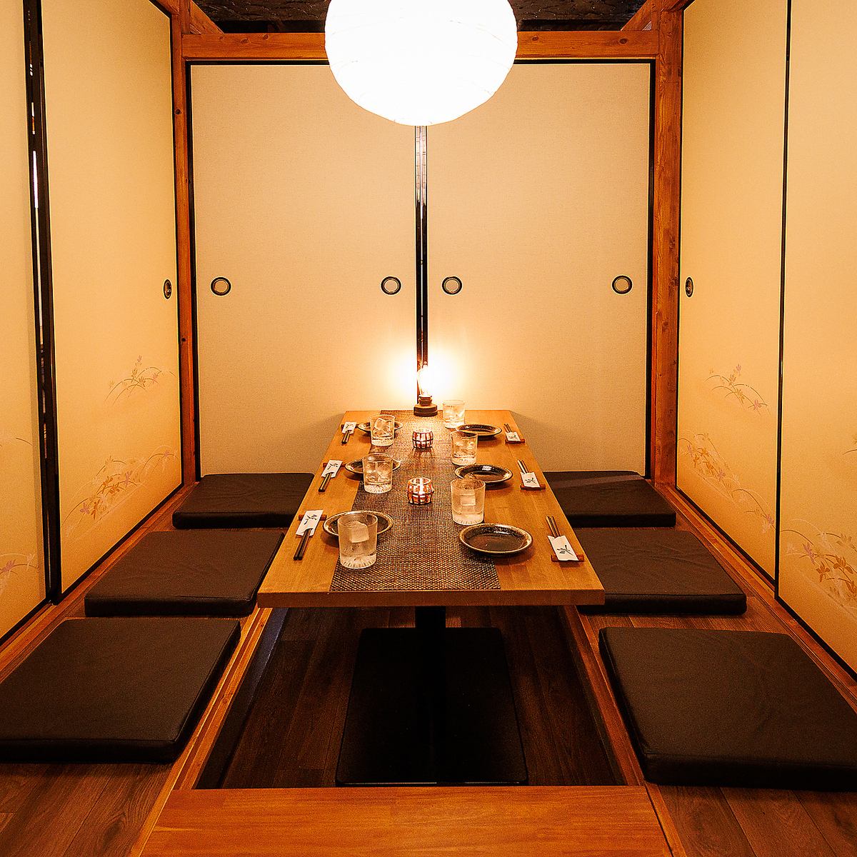 ゆったり座れる6名様掘りごたつ個室をご用意しております!
