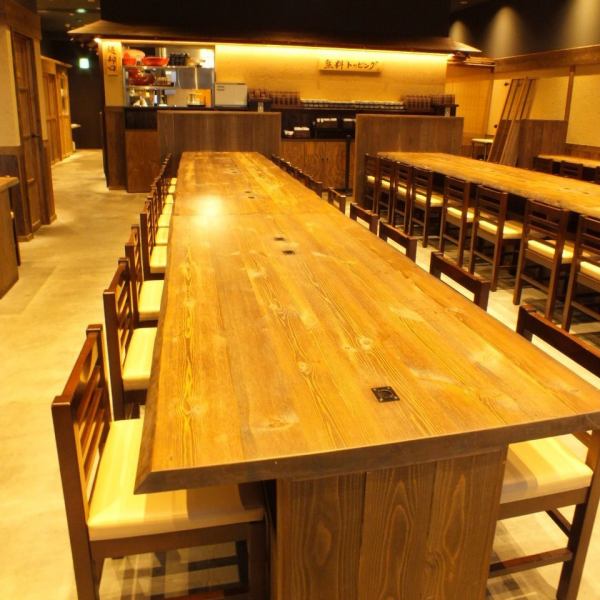 20名が一つのテーブルに座れる！！当店自慢の長テーブルは宴会におすすめ☆一つのテーブルにみんなで座れるから盛り上がり間違いなし！！