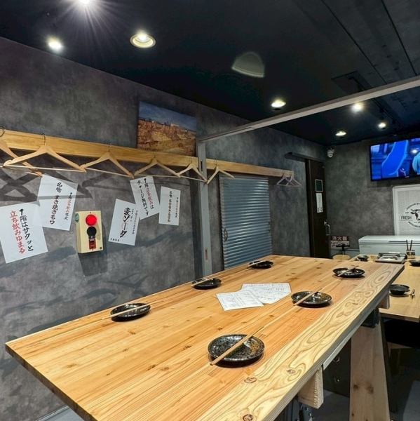 1階は気軽な立ち飲み。サクッと一杯に最適な空間。