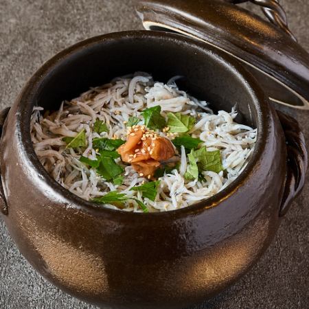 Whitebait and perilla leaf rice in a clay pot