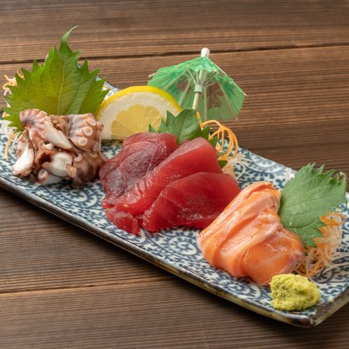 The sashimi that goes well with sake is extremely fresh.