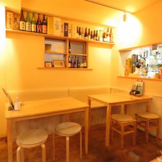 【気軽な飲み会にも！】仲間内での気軽な飲み会にもオススメ☆4人掛けのテーブル席でゆったりとお過ごしください◎