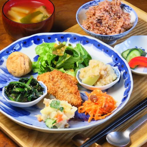 素食盤☆時令蔬菜和健康食品920日元（當單獨訂購時）☆午餐1200日元