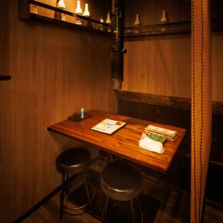 少人数でもご利用いただきやすい4名テーブル席が御座います。当店自慢の七輪炭火焼き 国産ホルモンは299円～。シロコロホルモン538円も絶品です！ぜひご賞味ください。