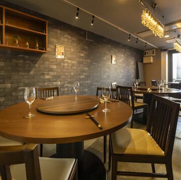 【貸切可能◎】大型宴会にも対応できるゆとりのある広々とした店内。親しい仲間や仕事仲間が集まるシーンにぴったりです◎落ち着いた色調と居心地の良さを備えた空間で、円卓を囲みながら一体感のある食事が楽しめます♪宴会中も自然と会話が弾む配置で、特別な集まりに理想的です☆