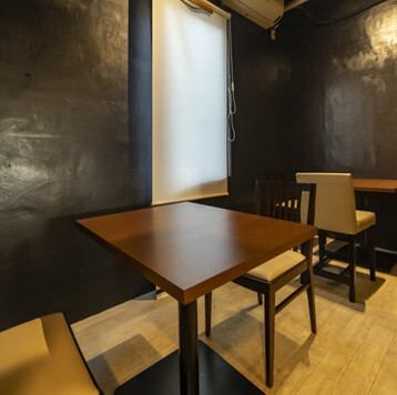 少人数で訪れるお客様には、小さめのテーブル席でゆったり過ごせる環境を整えています♪落ち着いた照明と洗練されたインテリアが相まって、心安らぐ時間を演出◎親しい方とのランチや軽い会食にも適しており、料理の魅力をじっくり味わえる距離感がうれしいポイントです!