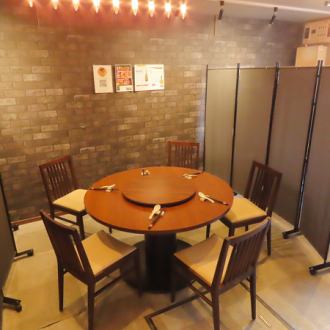 6名掛けの円卓は、中華料理の醍醐味を最大限に楽しめる空間。料理をシェアしやすく、会話が自然に弾む配置で、家族や仲間との絆を深める特別な時間を演出します。