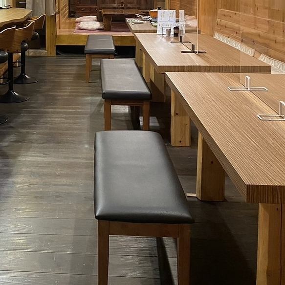 The spacious table seats make use of the warm color of the wood, and are a place where you can feel at ease. It can be used by both small and large groups, making it perfect for a drinking party or a detour after work. Please contact us for charter.