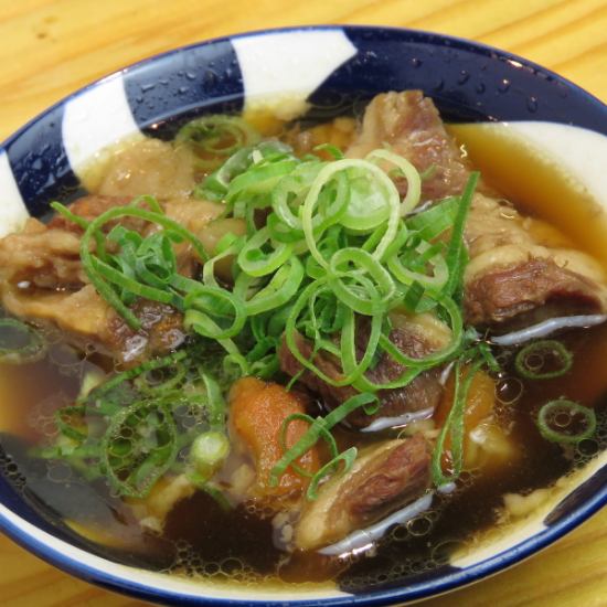 [Many repeat customers ♪] You can enjoy carefully stewed beef tendon and offal.