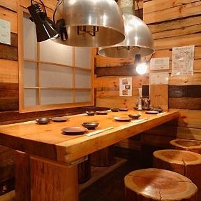 [Semi-private room can guide up to 5 to 8 people ◎] A calm shop full of warmth of wood from warm color lights and interior to tables and chairs ♪ Semi-private rooms that can accommodate 5 to 8 people are also available You can also make online reservations, so please make a reservation as soon as possible. ◎ Enjoy the yakiniku-style yakitori that you can't easily taste at home because it is grilled on a shichirin.