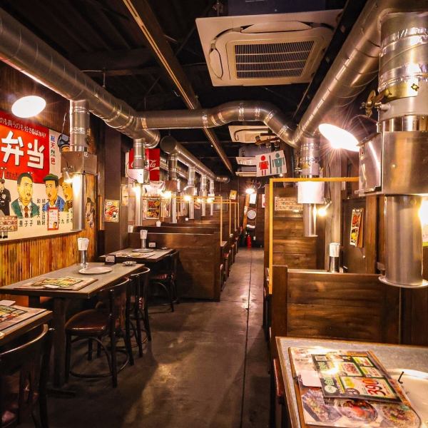 一歩店内に足を踏み入れると、そこは昭和30年代！まるでタイムスリップした気分になれます♪でも設備は抜群！七輪の上に排煙設備があり、煙もあまり気になりません！昭和歌謡が流れ、ノスタルジックな空間が広がる店内でゆったりと本格炭火焼肉をご堪能ください♪踏み入ると食欲そそる香りがいっぱいの焼肉店です！