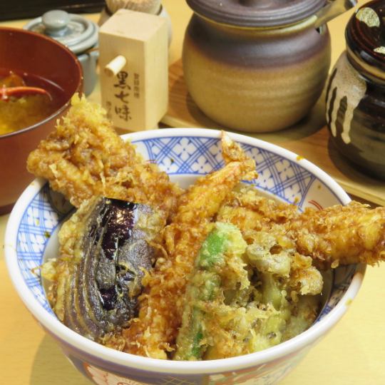 Tempura rice bowl with sweet and salty rich sauce [Take]