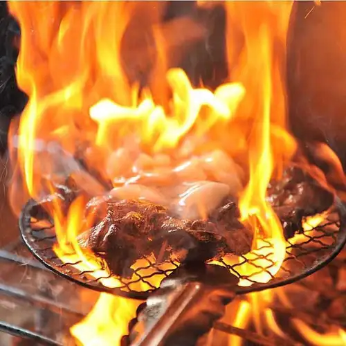 丁寧に炭火で焼き上げる