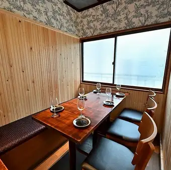 炭火焼きとアジアン料理の絶妙な融合を楽しめるお店です。厳選された素材を使用し、炭火焼きで香ばしく仕上げた料理が自慢。◇神田 秋葉原 淡路町 居酒屋 インド タイ 宴会 飲み放題 女子会 記念日 誕生日◇