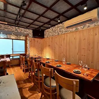 お得な飲み放題付きコースが3,300円から楽しめる「AKIBA BISTRO BLUE SKY 」では、アジアン料理の魅力を存分に味わえます。豊富なメニューとともに、リラックスした雰囲気で心地よい時間をお過ごしください。◇神田 秋葉原 淡路町 居酒屋 インド タイ 宴会 飲み放題 女子会 記念日 誕生日◇