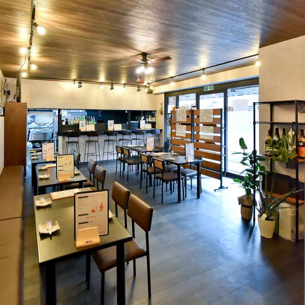 【レイアウト可能な店内】カウンター席とテーブル席があり、自由なレイアウトが可能です♪中規模のご宴会から大人数でのご宴会まで、様々なシーンに対応できます◎また、駅から徒歩約5分の好立地に位置しているのも魅力です◎落ち着いた雰囲気の中で美味しいお料理を存分にお楽しみください！ご来店お待ちしております☆