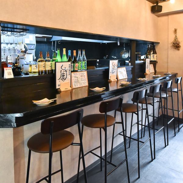 【カウンター席】全6席のカウンター席がございます。デートや会社帰りのサク飲みにぴったりの雰囲気で、横並びでゆっくりとお酒を楽しむことができます♪美味しいお料理を存分に堪能できる当店では、時間を忘れて心地よいひと時をお過ごしいただけます。落ち着いた雰囲気と心温まるサービスで日々の疲れを癒してください◎