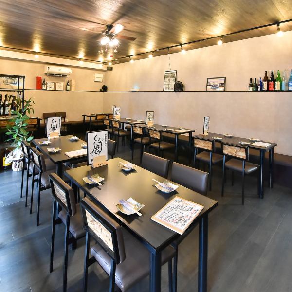 【ゆっくり座れるテーブル席】店内には4名様掛けのテーブルが7つ配置されており、片側はベンチシートになっているため、お子様連れでも安心してご利用いただけます♪ご家族や仕事仲間とのお食事から大人数の会社宴会や打ち上げまで様々なシーンに対応可能です◎ぜひ当店で大切な方との素敵な時間を楽しんでください☆