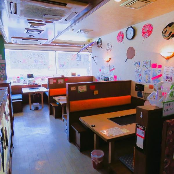 日本のお祭りをイメージした明るく華やかな雰囲気の店内は、ごゆっくりお寛ぎ頂けます。お仕事帰りのサク飲みなど、いつ誰といらしても美味しいお食事と大切なお時間を楽しんで頂けるお店づくりに尽力しております。