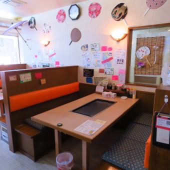 テーブル席は全席ソファーでご用意しております。