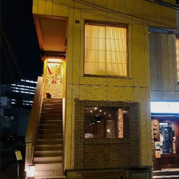 【駅近で迷わない上質な外観】JR恵比寿駅東口から徒歩約5分。洗練された外観が目印で、初めての来店でも迷わず到着できます。都会の喧騒を離れた落ち着きある佇まいが、店内への期待感を高めてくれます。