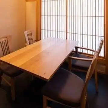 少人数のビジネス会食にもオススメ!!2名様から完全個室をご利用頂けます。