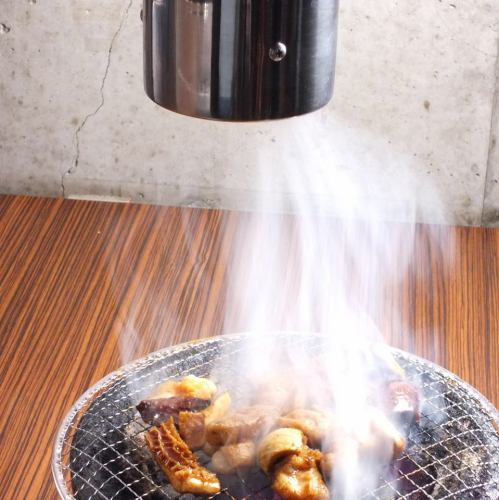 We use a smokeless roaster so you don't have to worry about smoke! What's more, the smoke hits the meat and brings out the natural flavor of the meat ♪ Table seats for 4 to 6 people available ♪