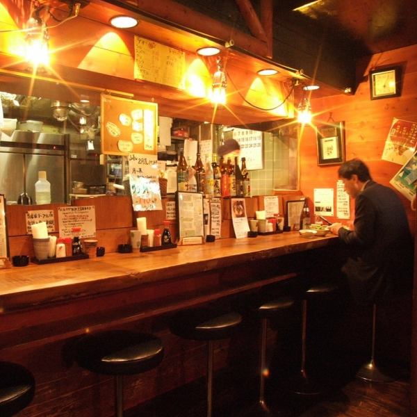 お一人様でも気軽にお酒とお食事が楽しめるカウンターは全4席。仕事帰りにもサクッと寄れます。