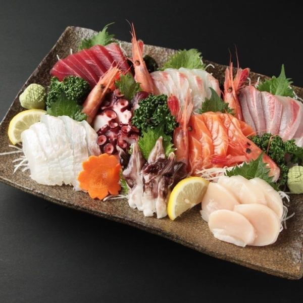 [Extremely fresh and delivered directly from the market] The ingredients change depending on the day's purchase! ≪Assorted sashimi≫ 1,650 JPY (incl. tax) and up per person
