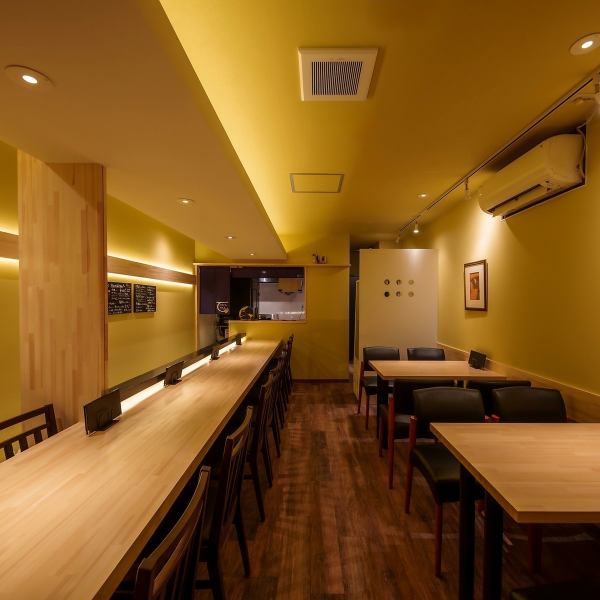 宴会利用にも柔軟に対応できる18席の店内は、落ち着いたカウンターを中心とした温かみある空間。ワイワイとした賑やかさではなく、同僚や仲間との大切な時間を大人らしく過ごせる環境を整えています。貸切や小グループ宴会にもご利用可能で、居心地の良さを第一に考えた配席になっています★