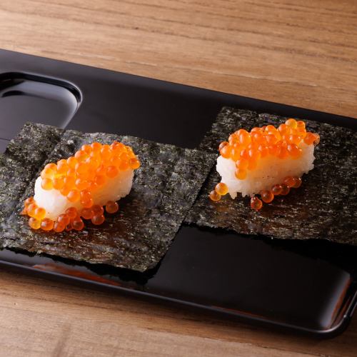 Salmon roe hand roll (2 pieces)