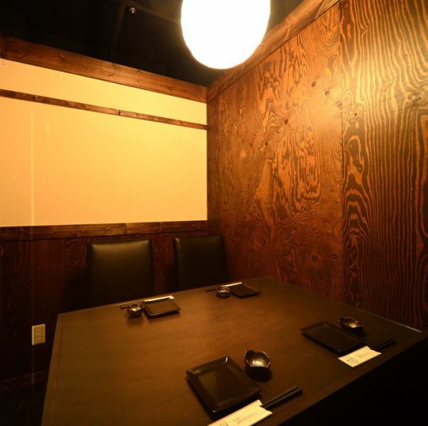 We have private rooms for 2 or 4 people to suit your group size. Even small groups can relax in a private room.[Private rooms available for 2 to 36 people] The private rooms with bench seats for 2 people are perfect for dates.