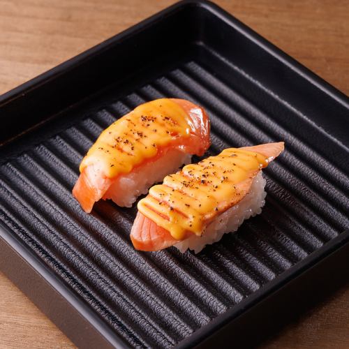 Grilled sushi with salmon and cheese (2 pieces)