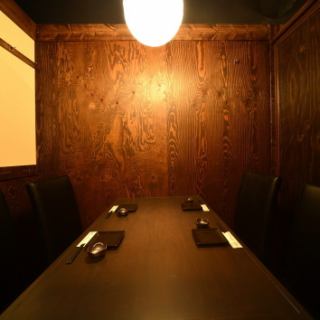 Table private room that can accommodate 2, 4, 6, 10, 12 people
