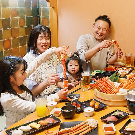 【适合各种场合】在休闲居酒屋（日式酒吧）熟悉的氛围中享用奢华的螃蟹料理。