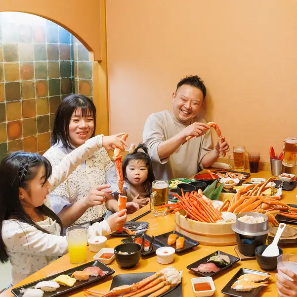 大きな桶に盛られた豪快な蟹と彩り豊かなお寿司を囲めば、テーブル全体がパッと華やかに！職場の集まりやご友人同士の飲み会でも、思わず歓声が上がる圧倒的なワクワク感をお届けします。美味しい笑顔と会話が自然と溢れ出す、賑やかでハッピーな「蟹パーティー」をぜひ「かにざんまい」でご体験ください！
