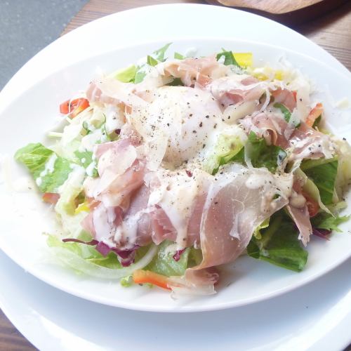 Caesar salad with raw ham and hot balls