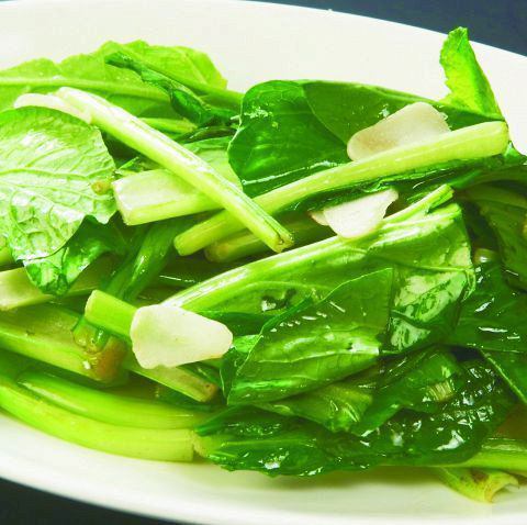 Stir-fried green vegetables with garlic