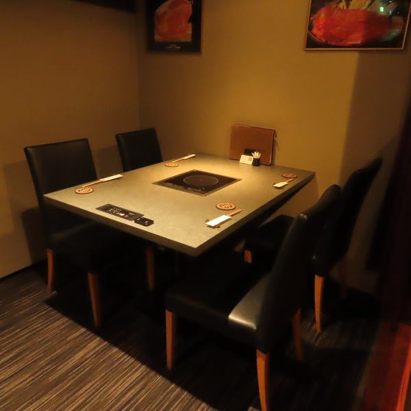 ■店内内装リニューアルオープン■「胡町駅」から5分程に位置する当店では、モダンな雰囲気の落ち着ける店内作りとなっております。4名様でご利用可能なテーブルを全8席ご用意。1名様のご利用も勿論歓迎ですので、お一人様でのお食事に、ご家族・ご友人やお仲間同士でのお食事、宴会等幅広くご利用ください。