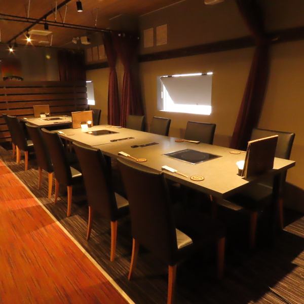 ■周りを気にせずお食事をお楽しみ頂けます■当店の各テーブルには、木製の仕切りも用いて半個室のような空間をお作りする事が可能です。周りの視線を気にする事なく、プライペートで落ち着いた空間の中でゆっくりとお食事をお楽しみ頂けます。デートや大切な方とのご利用に是非。