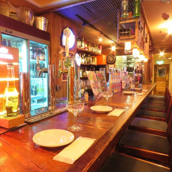 【大人の隠れ家にリニューアルオープン】アメリカ・テキサスをイメージさせる店内は落ち着いてくつろげ朝までずっと過ごしたくなってしまうような特別な空間です。お食事も周りを気にせずに楽しむ事が出来、女子会や誕生日パーティーにもオススメ！！金土祝日は朝5時まで営業◎喫煙OKも嬉しいアメリカンバル★