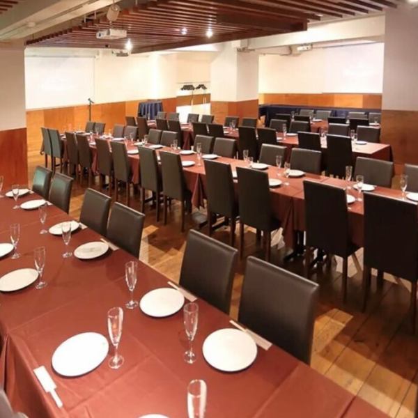 【完全個室宴会会場】完全個室で最大120名様対応可※立食150名ご利用可能！大規模な結婚式二次会や会社宴会などピッタリ◎音響設備、120インチプロジェクター×3台＋大型モニター1台、照明、ワイヤレスマイク等全て無料でご用意しております！人数に合わせて様々なシーンにご利用ください♪