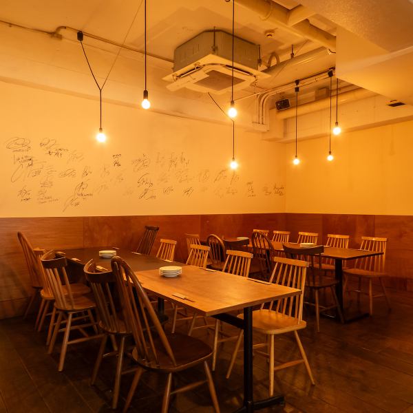 [Table seats] The interior of the restaurant is comfortable with brick walls and ornamental plants. The high ceilings make it a relaxing space.Enjoy wine, our famous sangria, and a variety of dishes prepared by our chef.A wonderful aroma wafts from the open kitchen.★★