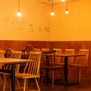 あたたかみのあるレンガの壁と木製テーブルが心地よい雰囲気の店内でゆったりとした時間がお過ごしいただけます。オープンキッチンからいい香りが漂ってきます。落ち着いた雰囲気のお席でごゆっくりとお寛ぎいただきながら、お食事をお楽しみいただけます。ご友人とのご会食やデートにも最適ですので、お気軽にご利用下さい