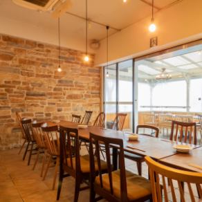 ゆったりと優雅なひとときが過ごせる開放的な空間のテラス席が自慢！夜風を感じながら、美味しいお料理とお酒をお楽しみいただけます。時間によって刻々と変化していく情景を眺めながら、ゆったりとおくつろぎいただけます。開放感のあるお席で風を感じながらついつい飲みすぎてしまいそうです…。ぜひご利用ください。