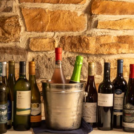 【當日供應】120分鐘暢飲套餐，包含60種飲品（含氣泡酒），價格為2500日圓（含稅）。